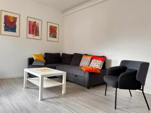 een woonkamer met een bank en een tafel bij Domus Fersina in Trento