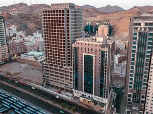 une vue aérienne d'une ville avec de grands immeubles dans l'établissement فندق آراك الشريعة, à Ajyad