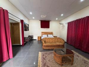 Afbeelding uit fotogalerij van Rooftoop Apartment in Muzaffarabad