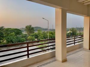 une vue depuis le balcon d'une maison dans l'établissement Serenity Lodge Residencia, à Islamabad