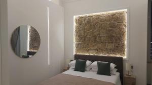 那不勒斯Pignasecca Domus的带床和镜子的卧室