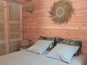 Giường trong phòng chung tại Chalet Lac de la Raviège la Laurinette SPA