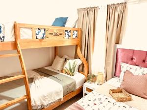 a small bedroom with bunk beds and a couch at La casa del almendro in Concepción de La Vega
