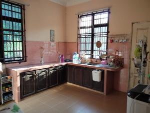 Kuchyň nebo kuchyňský kout v ubytování Sobey Laris Homestay KADOK