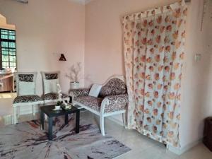 Posezení v ubytování Sobey Laris Homestay KADOK + 1 fotografie