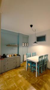 Una cocina con una mesa y sillas en una habitación. en Dormitalería, en Pamplona