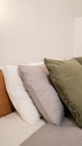un montón de almohadas encima de una cama en Harbor-View Loft - 2BR Near City, en Gotemburgo