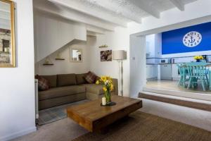ein Wohnzimmer mit Sofa und Tisch in der Unterkunft Hope Cottage by the sea in Saint Monance