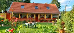 Κήπος έξω από το Tulipán Ház