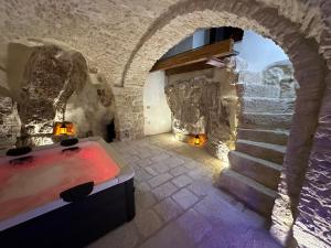 un bagno con vasca e scale in un edificio in pietra di Dimora Nobile a Cercepiccola