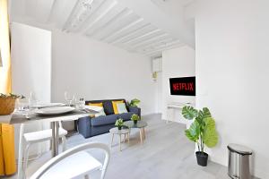 Posezení v ubytování Pantheon Luxurious Studio Apartment-2P-Free Netflix