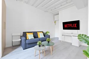 TV a/nebo společenská místnost v ubytování Pantheon Luxurious Studio Apartment-2P-Free Netflix + 6 fotografií