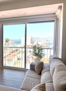 ein Sofa im Wohnzimmer mit einem großen Fenster in der Unterkunft Recién reformado! Oasis de lujo con vistas panoramicas in Águilas