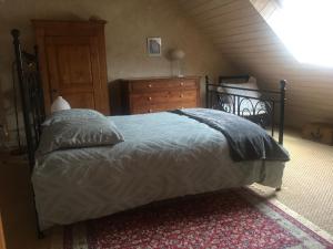 una camera da letto con letto e cassettiera in mansarda di Maison de village près de Colmar de 90 m2 a Horbourg