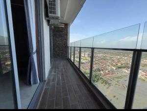 マラッカにあるTranquil Seaview 2-Bedroom Luxury Retreat with Wifiの市街の景色を望むバルコニー付きの客室です。