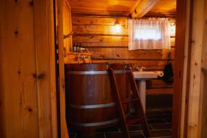 bagno in legno con vasca e lavandino di Røisheim Hotel & Skysstasjon a Lom Altre 76 foto