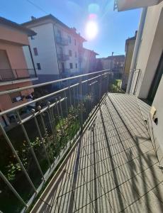 un balcón de un edificio con una valla y plantas en Bergamo's little flat, en Villa dʼAlmè