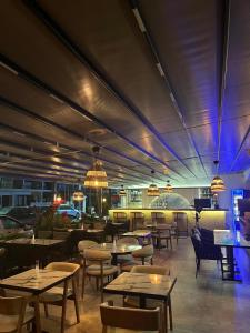 un restaurant avec des tables, des chaises et des lumières violettes dans l'établissement Dalyan Lorend Inn, à Dalyan