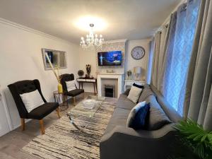 TV a/nebo společenská místnost v ubytování Suspire house Sleeps7-Garden-Bbq-Coastal retreat