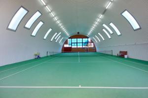 Tenis alebo squash v ubytovaní Penzion Jendrál alebo jeho okolí