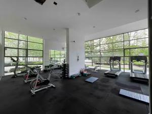 a gym with several exercise bikes and elliptical machines at Apartamento Parque Arauco in Santiago