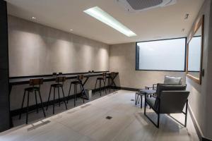 a meeting room with chairs and a projection screen at Nomad Studio Fast WiFi and Rooftop Pool in Cancún +22 photos