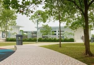 una pasarela frente a un edificio en Tamara Presint 8 Putrajaya Lakeview Suites, en Putrajaya