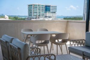 a table and chairs on the roof of a building at Work and Relax Studio with Rooftop and Workspace in Cancún