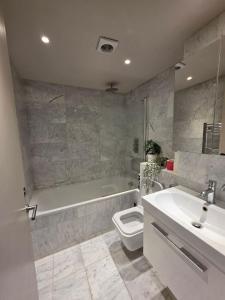 Koupelna v ubytování 3 Bedrooms Apartment with security 24 hours & concierge