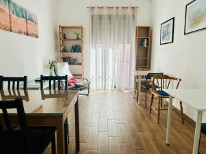 a living room with a dining room table and chairs at ROOMS Malaga Centro Jinetes in Málaga