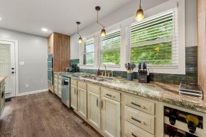 アトランタにあるElegant 5-Bedroom Luxury Haven by Deity Villasのキッチン(シンク付)、窓2つが備わります。