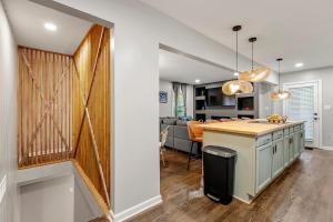 アトランタにあるElegant 5-Bedroom Luxury Haven by Deity Villasのキッチン、リビングルーム(カウンター、テーブル付)