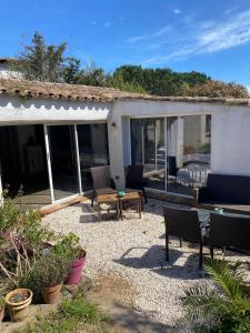 En terrasse eller udendørsområde på L'Auberge d 'Eva - Gîtes