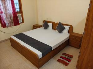 Postel nebo postele na pokoji v ubytování Vinayak Guest House