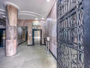 ein Flur in einem Gebäude mit einer mit Graffiti bedeckten Wand in der Unterkunft 360 Centro Metrô Uruguaiana By SUHCasa in Rio de Janeiro