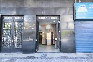 ein Eingang zu einem Gebäude mit zwei Türen und einem Schild in der Unterkunft 360 Centro Metrô Uruguaiana By SUHCasa in Rio de Janeiro