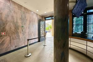 ein Flur in einem Gebäude mit einer Steinmauer in der Unterkunft 360 Centro Metrô Uruguaiana By SUHCasa in Rio de Janeiro + 11 Fotos