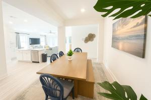 Un comedor con mesa y sillas en The Sandpiper Hideaway - Community Pool, en Santa Rosa Beach