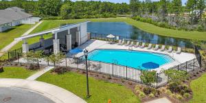 Una vista aérea de una piscina en un complejo turístico. en The Sandpiper Hideaway - Community Pool, en Santa Rosa Beach