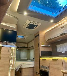 Η κουζίνα ή μικρή κουζίνα στο 5 Sterne Wohnwagen - reservierter Stellplatz - direkt am Messegelände-Duschräumlichkeiten- CARAVAN at Fair Ground - Kitchen - Heating - WorkPlace- Campsite extra on cost -payable at fair ground approx 39 - 49 EUR-Stellplatz bezahlbar direkt bei GfVMesse