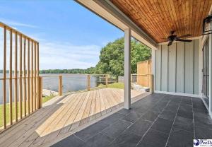 Imagen de la galería de Private, Lakefront Condo, en Hartsville