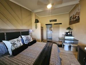 にあるSummerveld Lodge & Country Kitchenのベッドと机が置かれた寝室 +32枚の写真
