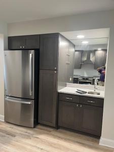 Una cocina con frigorífico de acero inoxidable y fregadero. en Lakefront Paradise!, en Hartsville