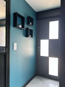 ein Raum mit einer blauen Wand und zwei Lichtern darauf in der Unterkunft Love Room Paradise in Saint-Genest-Lerpt + 13 Fotos