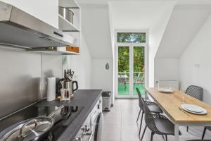 a kitchen with a table with chairs and a counter top at Jenapartments 4SZ 8P Zentral, Terrasse, Waschtrockner in Jena