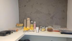 サンパウロにあるHotel xandu-proximo arena corinthiansの食べ物やその他の品物が置かれた棚 +6枚の写真