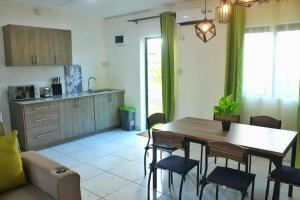 Dapur atau dapur kecil di 2 Bedrooms Duplex in Melville