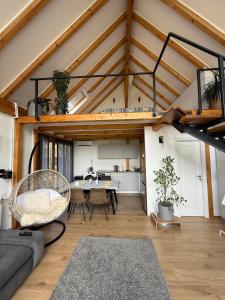 Χώρος καθιστικού στο Cozy Chalet A-Frame