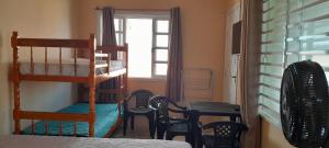 Ένα ή περισσότερα κρεβάτια σε δωμάτιο στο Quarto família completo