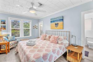 a bedroom with a bed and a bathroom at Bromeliad Bungalow - Downtown Cottage in Fort Lauderdale